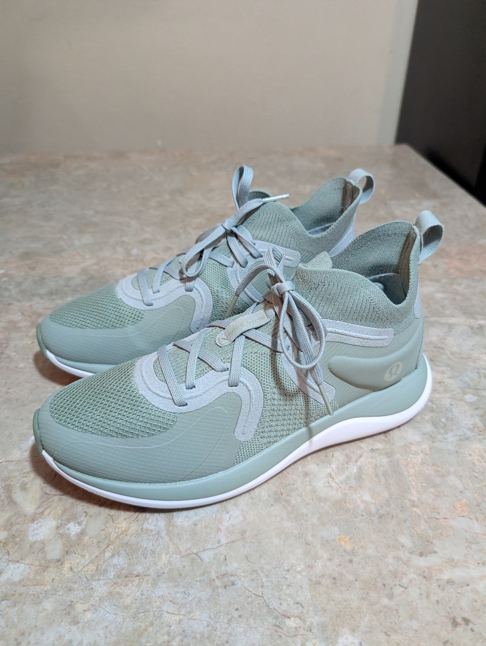 Lululemon Chargefeel 2 Mid Workout Shoes Lime White Women's Size 9 No Box - Picture 2 of 12